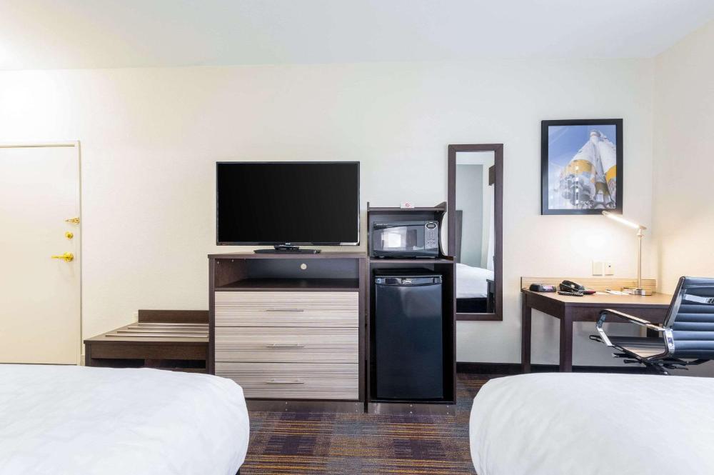 Queen Suite with Two Queen Beds and Sofa Bed - Non-Smoking interior