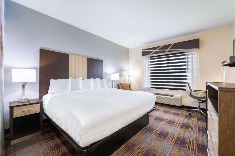 King Room - Non-Smoking interior
