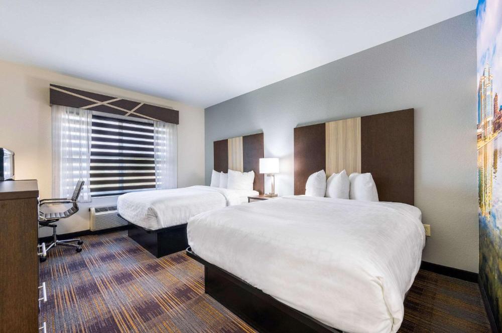 Queen Room with Two Queen Beds - Non-Smoking interior